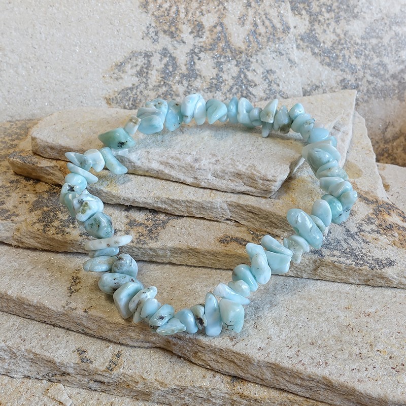 Le larimar est un cristal de sérénité, favorisant la détente dans tous les aspects. Utilisez la comme pierre de quiétude.