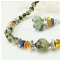 Parure en prehnite, ambre et lapis lazuli