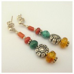 Boucles d&#039;oreilles en ambre, malachite et corail